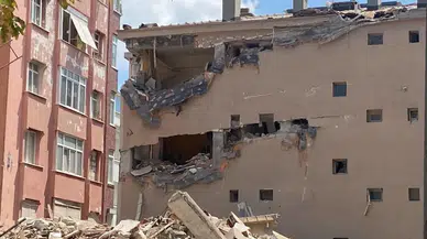 Küçükçekmece’de yıkım sırasında çökme: Bina yan tarafa devrildi