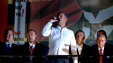 "Özlem istifa" sesleri eşliğinde Aydın'da konuşan CHP Lideri Özgür Özel: "Kocasının şirketi için pazarlık yapana..."