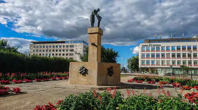 Almanlar Sovyet döneminden kalma şehirde yaşamak için sıraya girdi