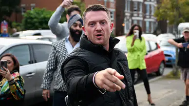 Britanya'da aşırı sağcı Tommy Robinson havalimanında gözaltına alındı