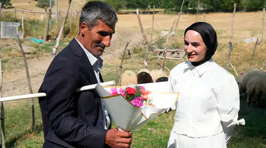 Sınav çıkışında babasının çiçeklerle karşıladığı Çimen Gülen üniversiteyi kazandı