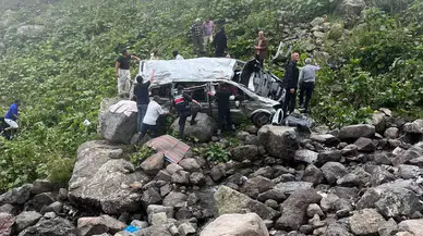 Trabzon'da turistleri taşıyan minibüsün uçuruma yuvarlanması sonucu 2 kişi öldü, 4 kişi yaralandı