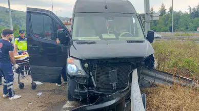Şarkıcı Çağan Şengül ve vokal grubunu taşıyan minibüs bariyerlere saplandı