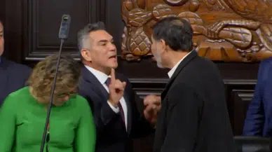 Meksika Senatosu’nda muhalefet lideri senato başkanına yumruk attı