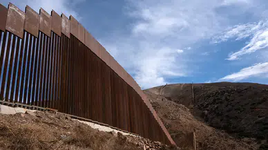 Trump'ın talimatıyla Meksika sınırındaki duvarlar siyaha boyanıyor