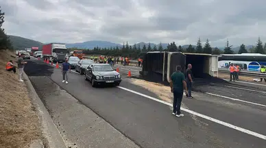 Anadolu Otoyolu Bolu Dağı Tüneli’nde kamyon devrildi, yol kapandı