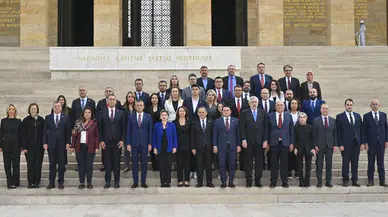 Özgür Özel ve yeni PM üyeleri Anıtkabir’de: Demokrasiyi ve adaleti kararlılıkla savunacağız