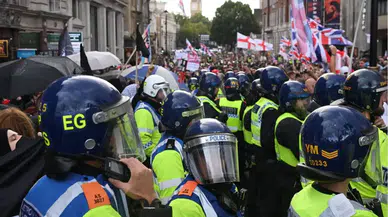 Londra’daki “Unite the Kingdom” yürüyüşünde şiddet olayları: 26 polis yaralı