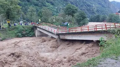 Rize’de sağanak hayatı felç etti: Ayder yolu kapandı, köprü çöktü