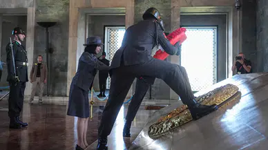 Japonya Prensesi Akiko Mikasa Anıtkabir’i ziyaret etti