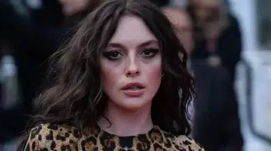 Melis Sezen Venedik’te kırmızı halıya damga vurdu! Dekoltesiyle sosyal medyayı salladı