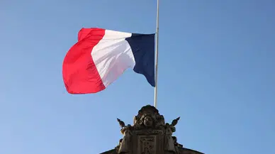 Fransa'da hükümet düşmüştü! Macron yeni başbakanı atadı
