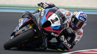 Toprak Razgatlıoğlu Fransa’da podyumun zirvesinde