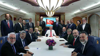 Uçakta gazeteciler ve soruları