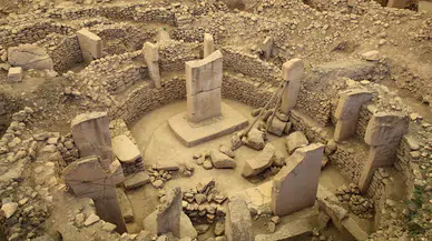 Göbeklitepe'de duvara monte edilmiş insan heykeli bulundu!