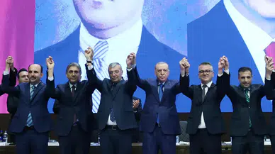 Cumhurbaşkanı Erdoğan AK Parti’ye katılan iki belediye başkanına rozet taktı