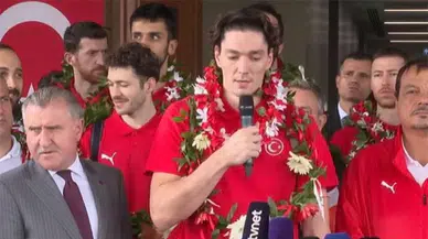 12 Dev Adam yurda döndü