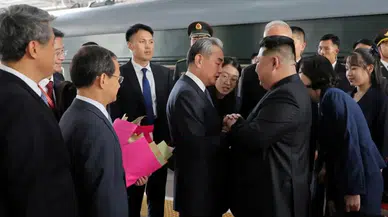 Kim Jong Un kızını dünyaya tanıttı: Halef olarak öne çıktı