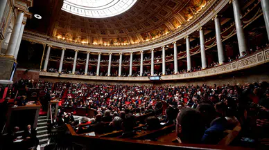 Fransa'da hükümet düştü!