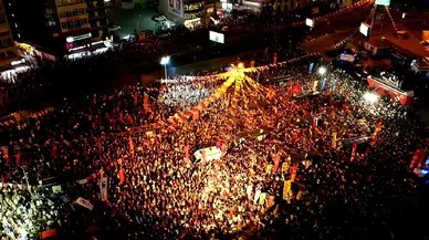 CHP’ye abluka sonrası Kadıköy’de coşkulu miting: Yurttaşlar alanı doldurdu