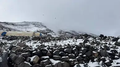 Ağrı Dağı eylül ortasında yağan karla beyaza büründü