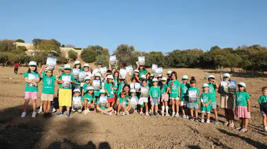 Foça Belediyesi’nden çocuklarla barış için zeytin fidanı projesi