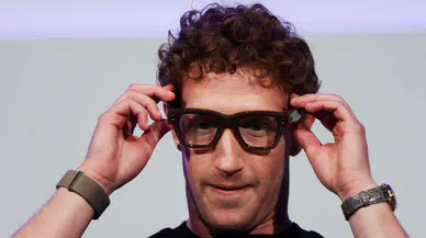 Meta'nın yeni gözlüğünü tanıtan Mark Zuckerberg, sahnede iki defa arızayla karşılaştı