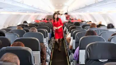 Uçakta şort ve tayt giymeden önce bir kez daha düşünün: Kabin görevlilerinden güvenlik uyarısı