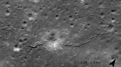 Ay artık sakin değil: Yeni çatlaklar küçülme sürecini kanıtladı