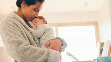 “Alışkanlık yapar” denilen kucak, meğer bebekler için çok önemliymiş