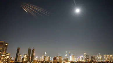 İran’dan İsrail’e füze saldırısı: Tel Aviv yakınlarında yangın çıktı