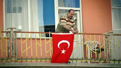 "Bayrak asan dayı" bu kez barış için balkonda: Türk ve İspanyol bayrakları yan yana
