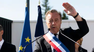 Fransa'da aşırı sağcı başkanlardan sembolik başkaldırı: AB bayrakları iniyor