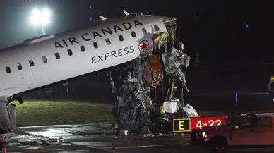 New York LaGuardia Havalimanı’nda uçak kazası: Yolcu uçağı itfaiye aracına çarptı