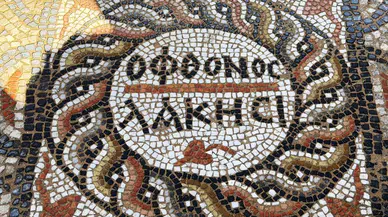 Syedra Antik Kenti’nde 1500 yıllık “kıskanan çatlasın” yazılı mozaik bulundu