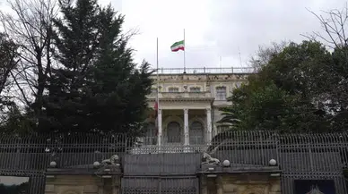 İran lideri Hamaney’in ölümü sonrası İstanbul’daki Başkonsoloslukta bayraklar yarıya indirildi