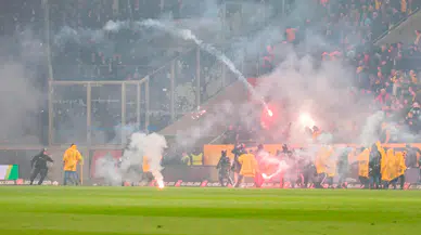 Bundesliga 2'de kaos gecesi: Dresden ve Berlin taraftarları sahada birbirine girdi