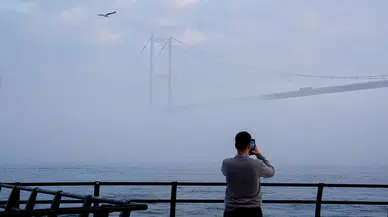İstanbul sis bulutunun içinde kaldı: Ulaşımda aksamalar yaşanıyor