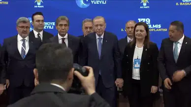 Cumhurbaşkanı Erdoğan, Burcu Köksal’a AK Parti rozetini taktı