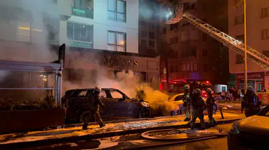 Kadıköy'de oto galeride korkutan yangın: 4 araç küle döndü