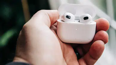 Apple’dan bir ilk: Kameralı AirPods geliyor