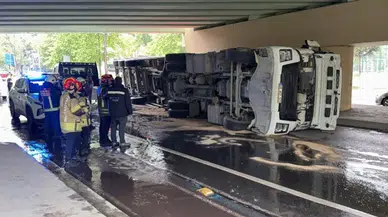 Bakırköy’de tır üstgeçide çarptı: Araç devrildi, sürücü yaralandı