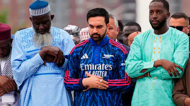 New York Belediye Başkanı Mamdani, bayram namazında Arsenal temalı cübbesiyle dikkat çekti