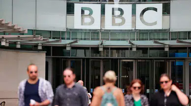 BBC'de fiziksel saldırı skandalı: Üst düzey sunucu kadın meslektaşının bileğini kırdı