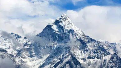 Everest Dağı’nda rekor: Bir günde 274 dağcı zirveye ulaştı