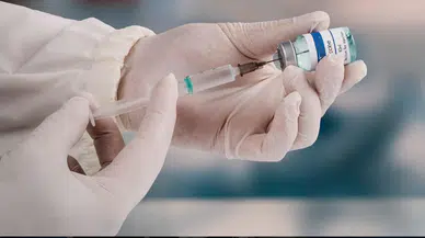 Dünyada ilk: Yapay zekâ destekli aşı geliştirildi, insan denemeleri başladı