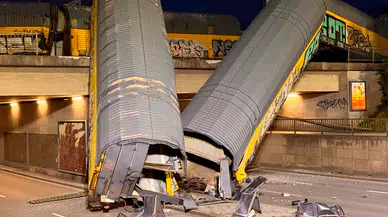 Münih'te iki yük treni çarpıştı: Vagonlar köprüden düştü, bir ölü var