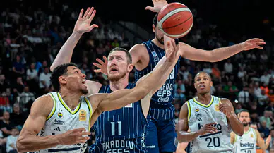 Dev derbide kazanan Anadolu Efes: Hakem kararları maça damga vurdu