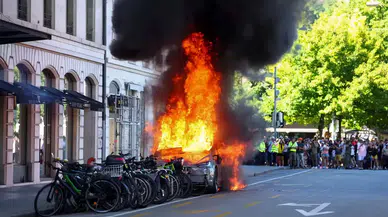 Cenevre’de G7 karşıtı protestoda Tesla ateşe verildi, BM ofisi hedef alındı