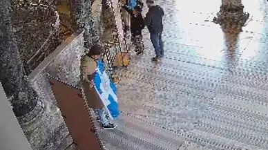 Provokatif eylemin ardından yeni karar: Ayasofya'da bayrak açan turistler serbest bırakıldı